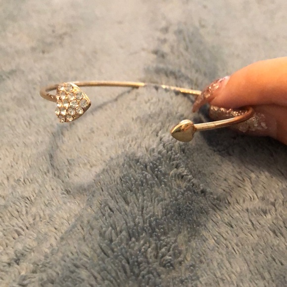 Jewelry - 💐SALE💐HEART BANGLE BRACELET